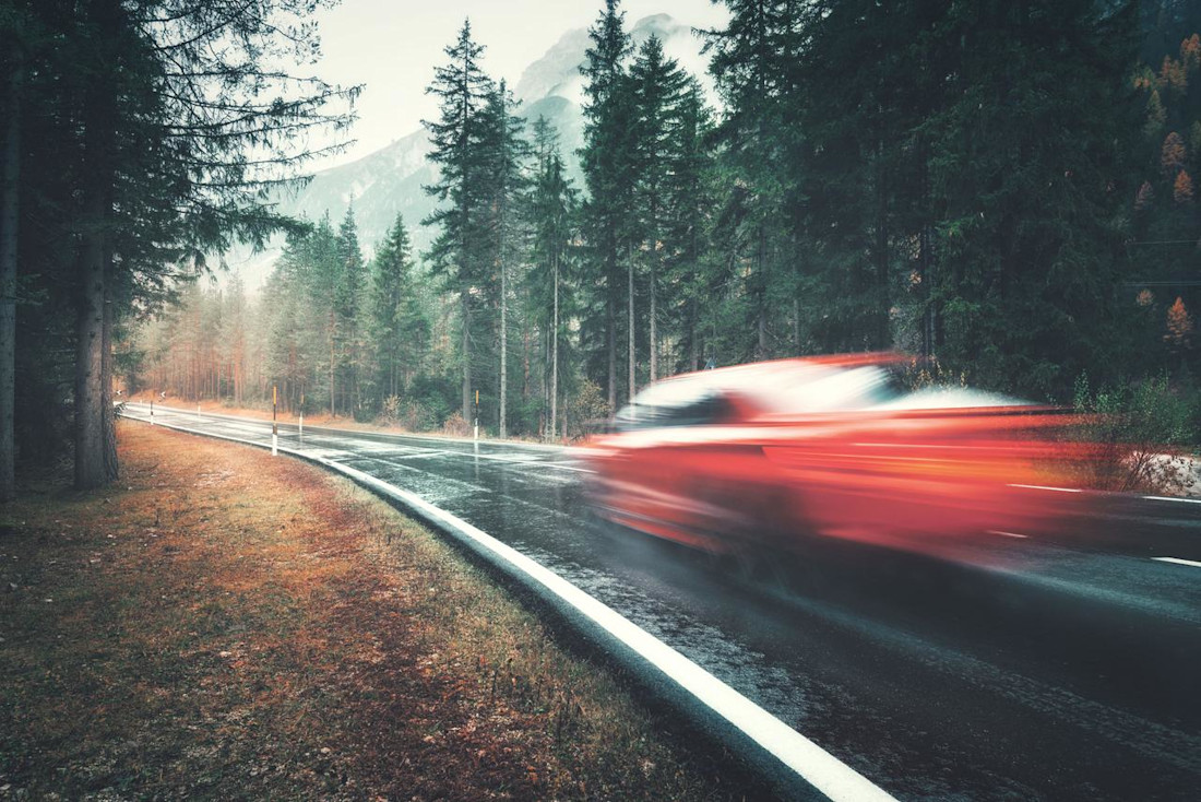 Che cos'è l'aquaplaning e cosa fare per evitarlo