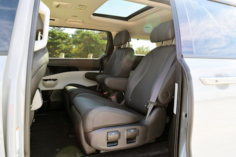 Editorial 2024 kia carnival sx td 240216 17 sha