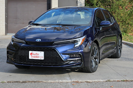 Editorial 2024 toyota corolla hybrid xse awd td 240108 02 jm