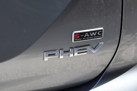 Editorial 2024 mitsubishi outlander phev gt premium 3