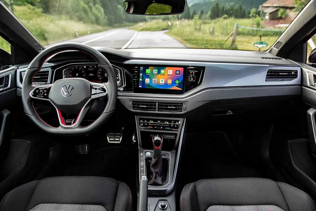  Das Cockpit des VW Polo GTI präsentiert sich sachlich und aufgeräumt. Das Sportlenkrad liegt gut in der Hand, dafür stören zahlreiche billige Kunststoffoberflächen.