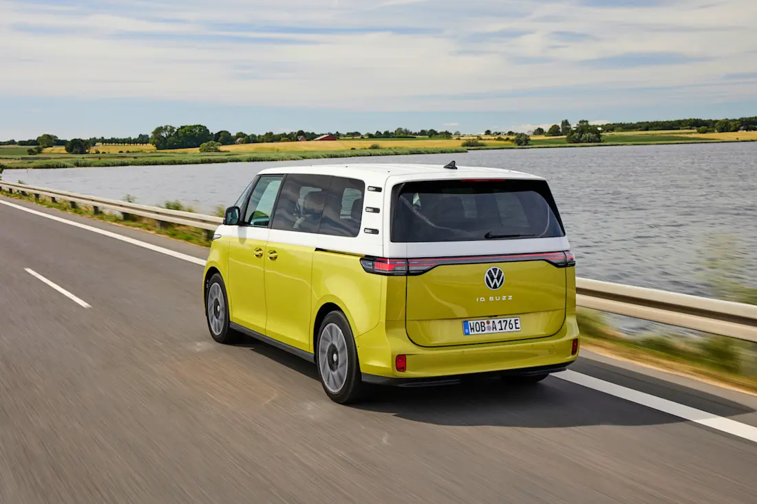 Volkswagen ID Buzz (2022) rijdend, achteraanzicht Volkswagen ID Buzz (2022) rijdend, achteraanzicht