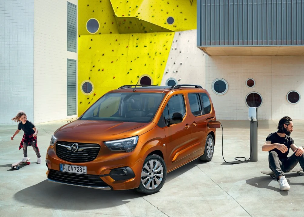  Den Opel-Combo e-Life fährt mit einer Leistung von 100 kW laut Hersteller rein elektrisch bis zu 280 Kilometer am Stück.