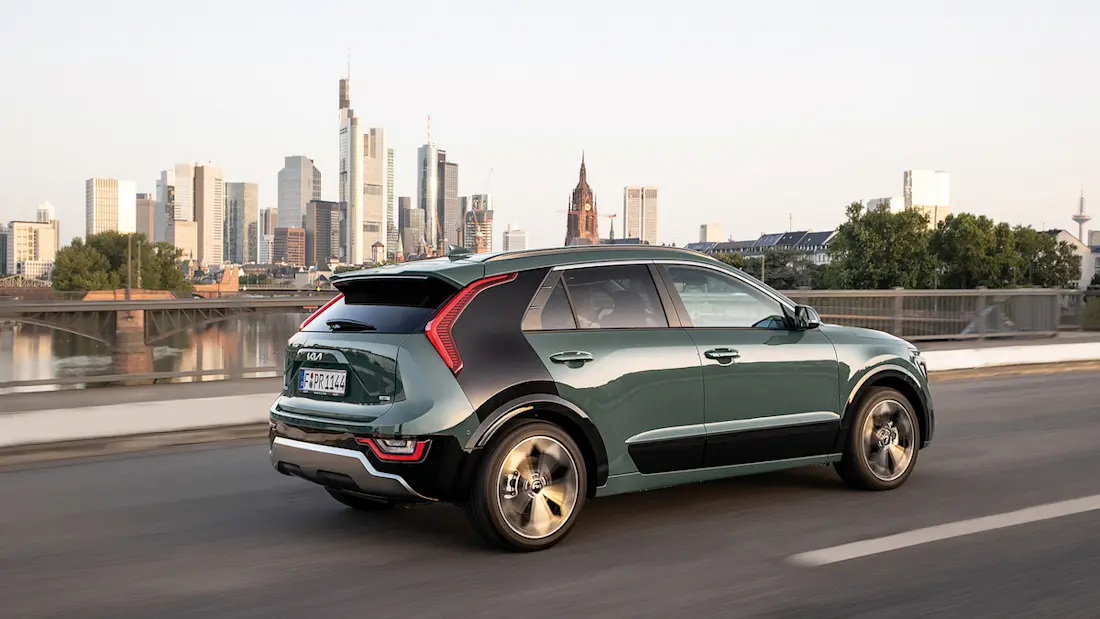 Kia Niro HEV (2022) rijdend, achteraanzicht