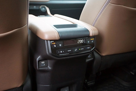 Editorial 2024 toyota grand highlander platinum hybrid max td 240131 31 di