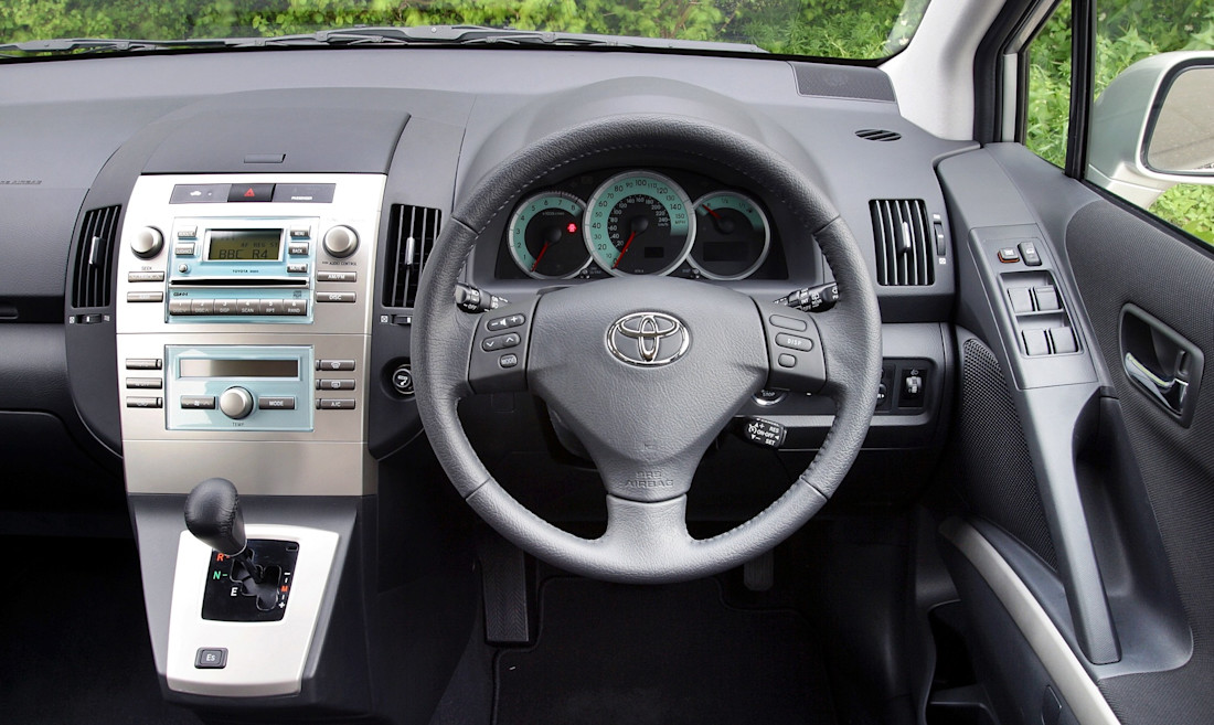 toyota-corolla-verso-interior