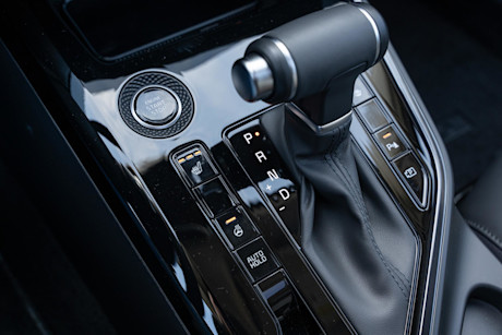 Editorial 2024 kia niro ex premium 240408 02 jw