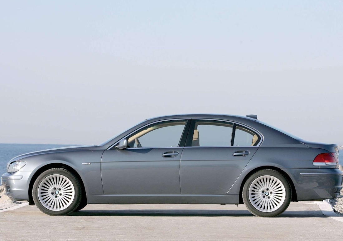 bmw-750i-side