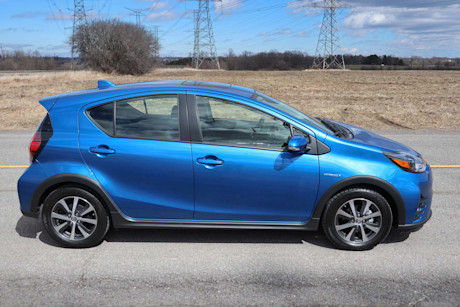 Editorial 2019 toyota prius c technology 08 jm