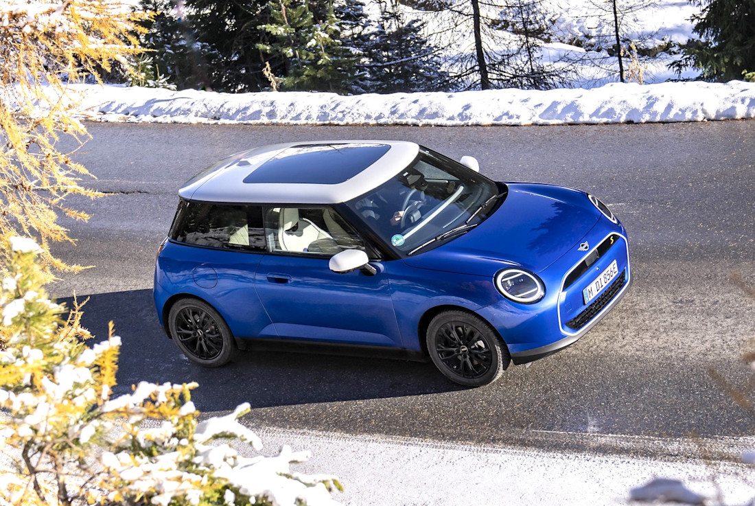 mini-cooper-se-2024-blau