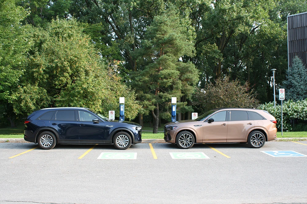 Match comparatif des VUS intermédiaires hybrides rechargeables, Édition 2024: Mazda CX-90 PHEV 2024 vs Mazda CX-70 PHEV 2025 Image