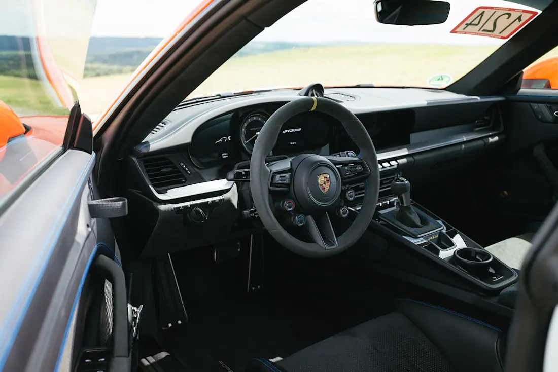  Im Cockpit des 911 GT3 RS erwartet das Lenkpersonal keine großen Überraschungen. Größter Unterschied zu einem normalen 992: Die vier Drehregler am Lenkrad.