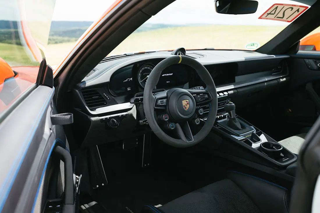 Im Cockpit des 911 GT3 RS erwartet das Lenkpersonal keine großen Überraschungen. Größter Unterschied zu einem normalen 992: Die vier Drehregler am Lenkrad.  Im Cockpit des 911 GT3 RS erwartet das Lenkpersonal keine großen Überraschungen. Größter Unterschied zu einem normalen 992: Die vier Drehregler am Lenkrad.