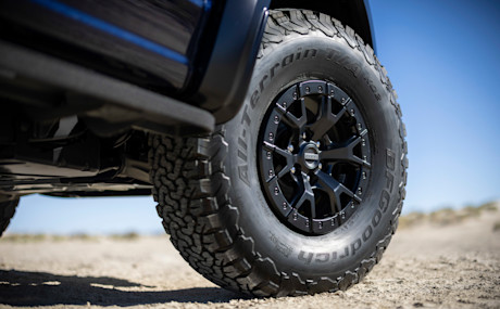Editorial 2023 f 150 raptor r exterior  antimatter blue  12