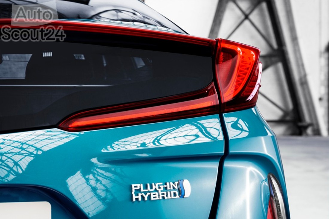 Toyota Prius PHEV (6).jpg