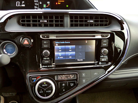 Editorial 2018 toyota prius c technology 15 jb