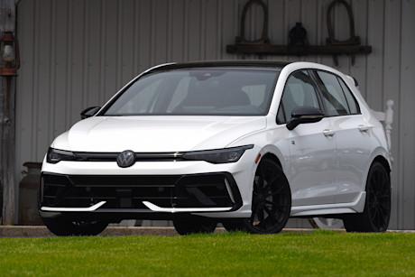 Toyota GR Corolla vs Volkswagen Golf R : match comparatif Body Image