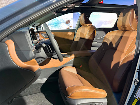 Editorial 2025 toyota crown signia p 231115 07 jw