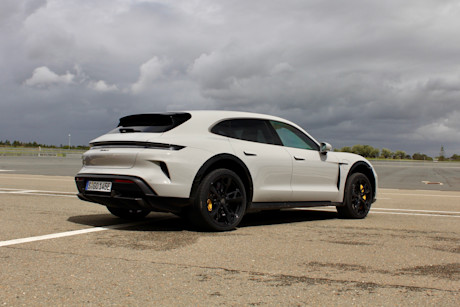 Editorial 2025 porsche taycan turbo s cross tursimo 03