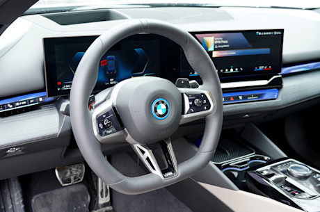 BMW 550e xDrive 2025 : essai routier Image