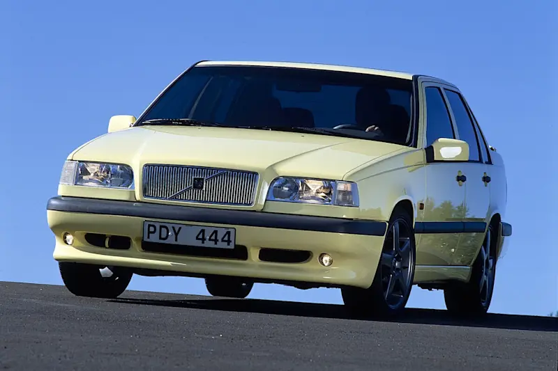 El día que el "coche de papá" se volvió loco: la historia del Volvo 850 T5-R, el ladrillo volador que conquistó los circuitos