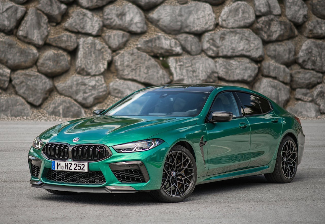 BMW-M8 Competition Gran Coupe-2023 frontale Seitenansicht
