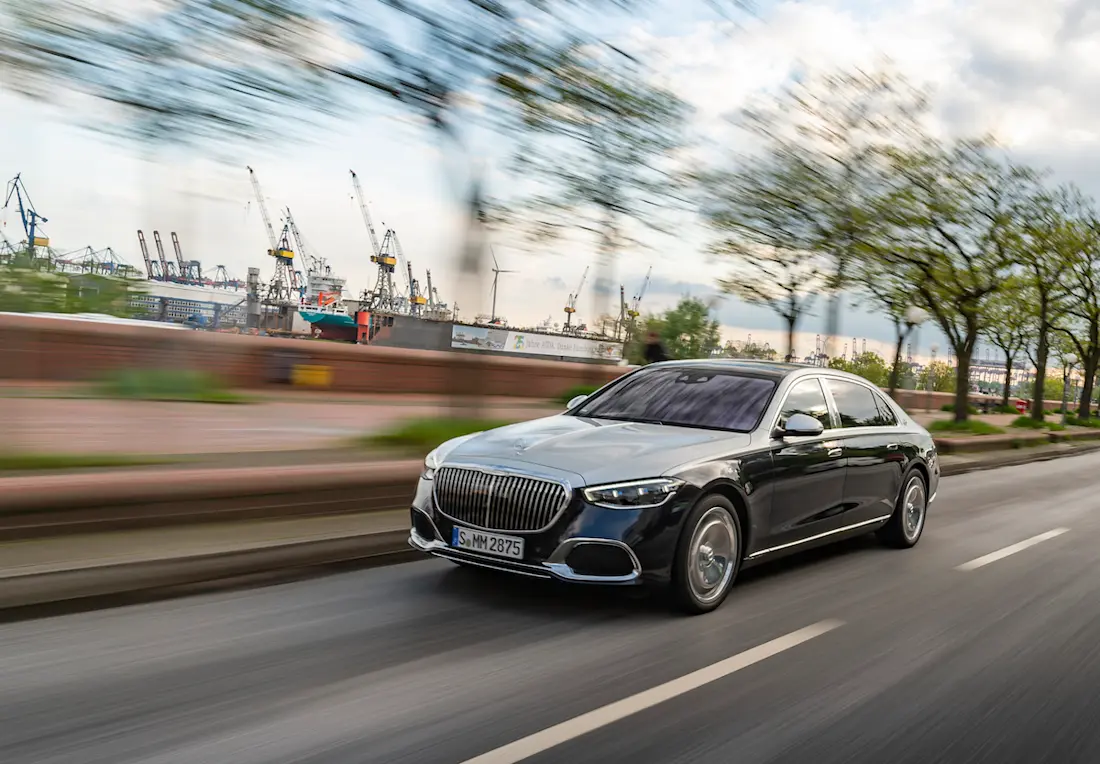 Mercedes-Maybach S-Klasse (2022) rijdend, vooraanzicht