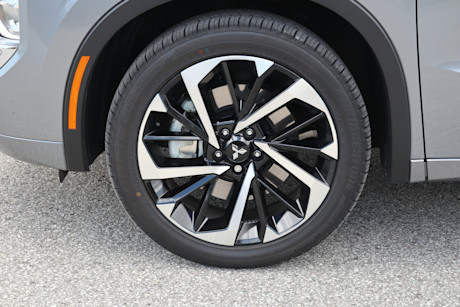 Editorial 2024 mitsubishi outlander phev gt premium 43