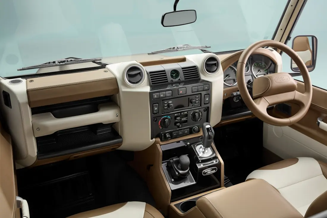 Land-Rover-Defender-Classic-V8-Soft-Top-2025 (5)