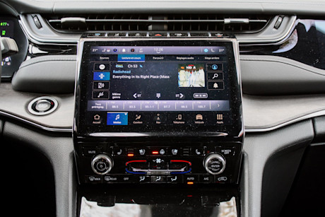 Jeep Grand Cherokee 4xe vs Mazda CX-90 PHEV 2024 : match comparatif Image