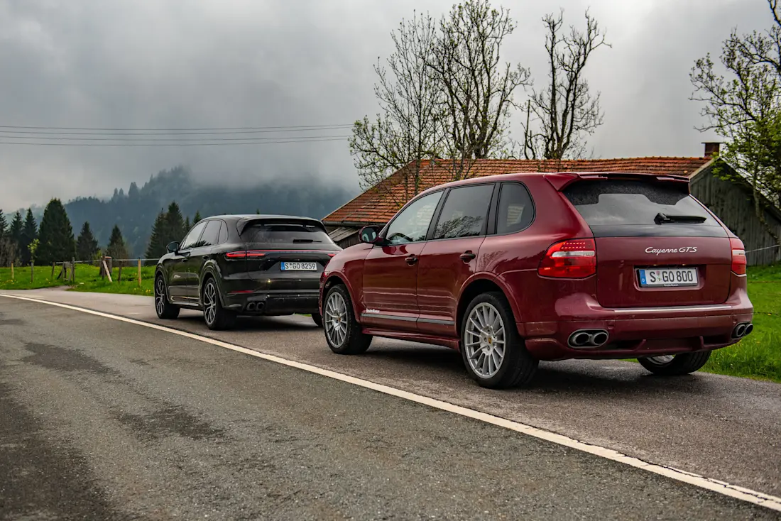 Damals wie heute serienmäßig: die vierflutige Sportabgasanlage. Beim Erstlingswerk reichte ein simpler Druck auf die Sport-Taste und die Klappen öffneten sich. Mittlerweile lässt sich diese Funktion, unabhängig vom gewählten Fahrmodus, über den Touchscreen handhaben.  Damals wie heute serienmäßig: die vierflutige Sportabgasanlage. Beim Erstlingswerk reichte ein simpler Druck auf die Sport-Taste und die Klappen öffneten sich. Mittlerweile lässt sich diese Funktion, unabhängig vom gewählten Fahrmodus, über den Touchscreen handhaben.