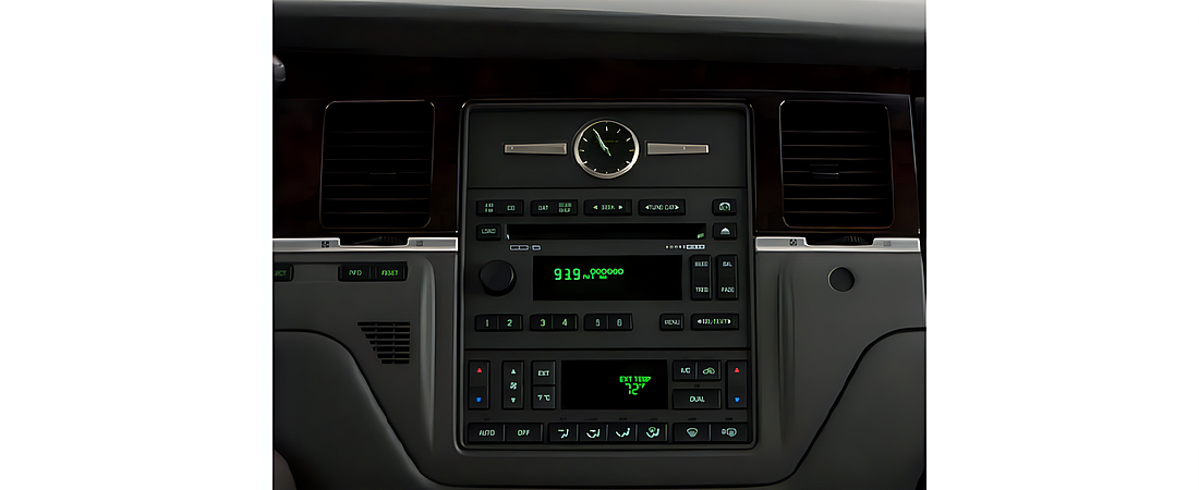 Lincoln Town Car 2011 11