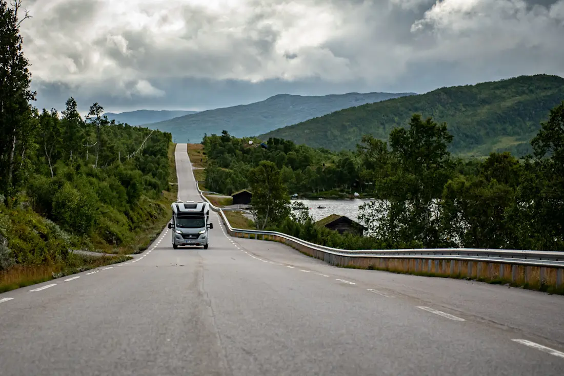 Der Dethleffs Pulse Classic 90 überzeugt auch auf der Straße mit viel Reisekomfort. Nur hin und wieder schlägt das etwas robust federnde Fiat-Fahrwerk zu den Insassen durch.  Der Dethleffs Pulse Classic 90 überzeugt auch auf der Straße mit viel Reisekomfort. Nur hin und wieder schlägt das etwas robust federnde Fiat-Fahrwerk zu den Insassen durch.