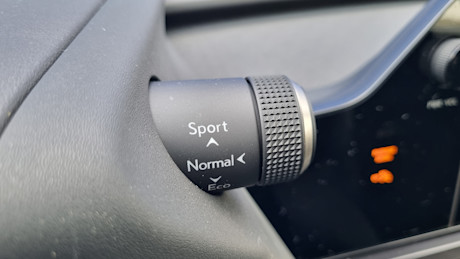 Lexus UX 300h 2025 : essai routier Image
