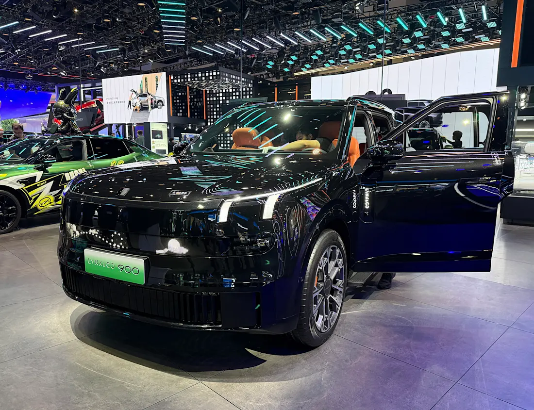 Lynk 900 front