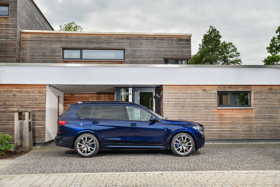 2xYlt24fSfChc4yblX7II7-16e800b883e60047dc1a5191a5248305-bmw-x7-side-1100