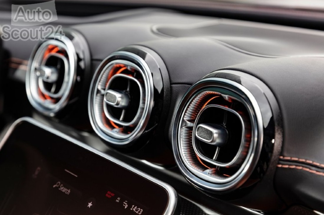 Mercedes-Benz-C-Class-2022-1024-2f (2).jpg