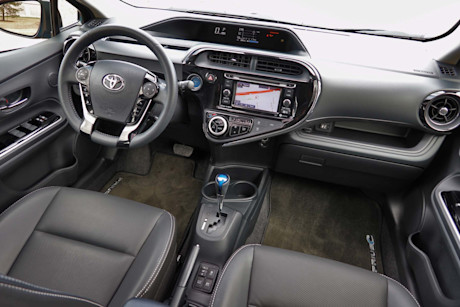 Editorial 2019 toyota prius c technology 22 jm