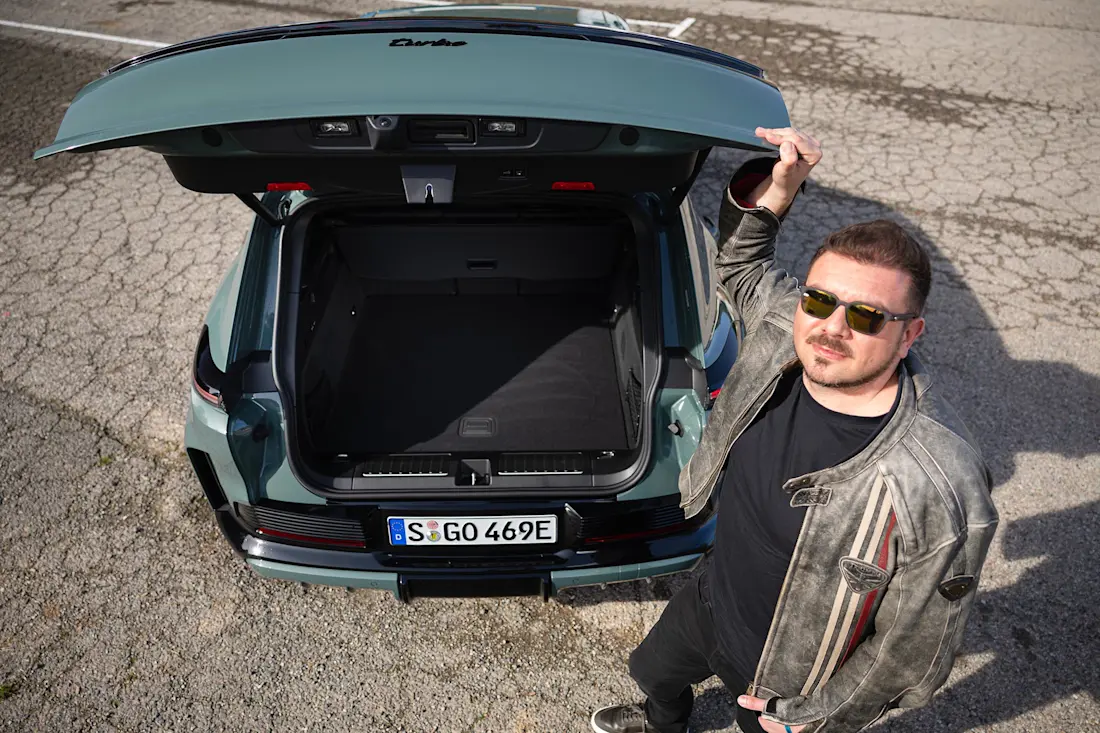 porsche-cayenne-electric-turbo-2026-tv-heck