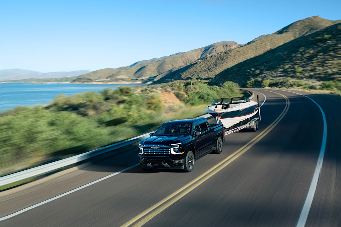MY27_Chevrolet_Silverado_High Country_Towing.jpg