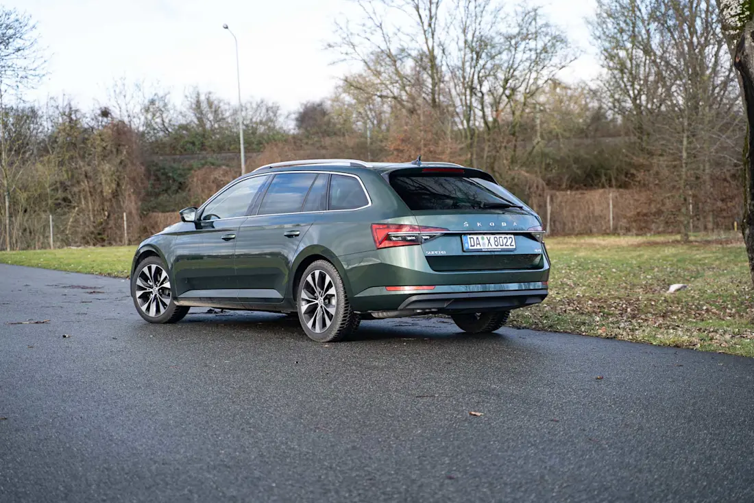Von hinten erkennen zu Experten die zarte Modellpflege des Škoda Superb Combi, etwa am breiten Markenschriftzug.  Von hinten erkennen zu Experten die zarte Modellpflege des Škoda Superb Combi, etwa am breiten Markenschriftzug.