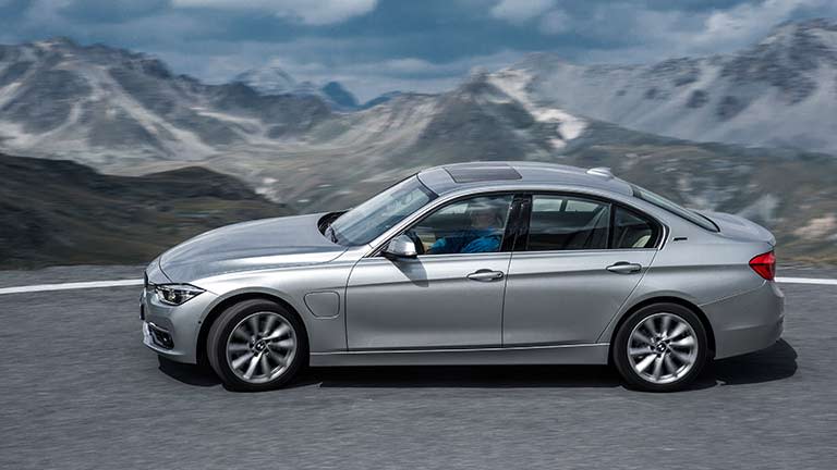BMW 330 vedere din lateral