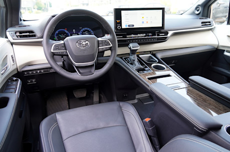 Duel de minifourgonnettes hybrides : la Kia Carnival se frotte à la Toyota Sienna Body Image