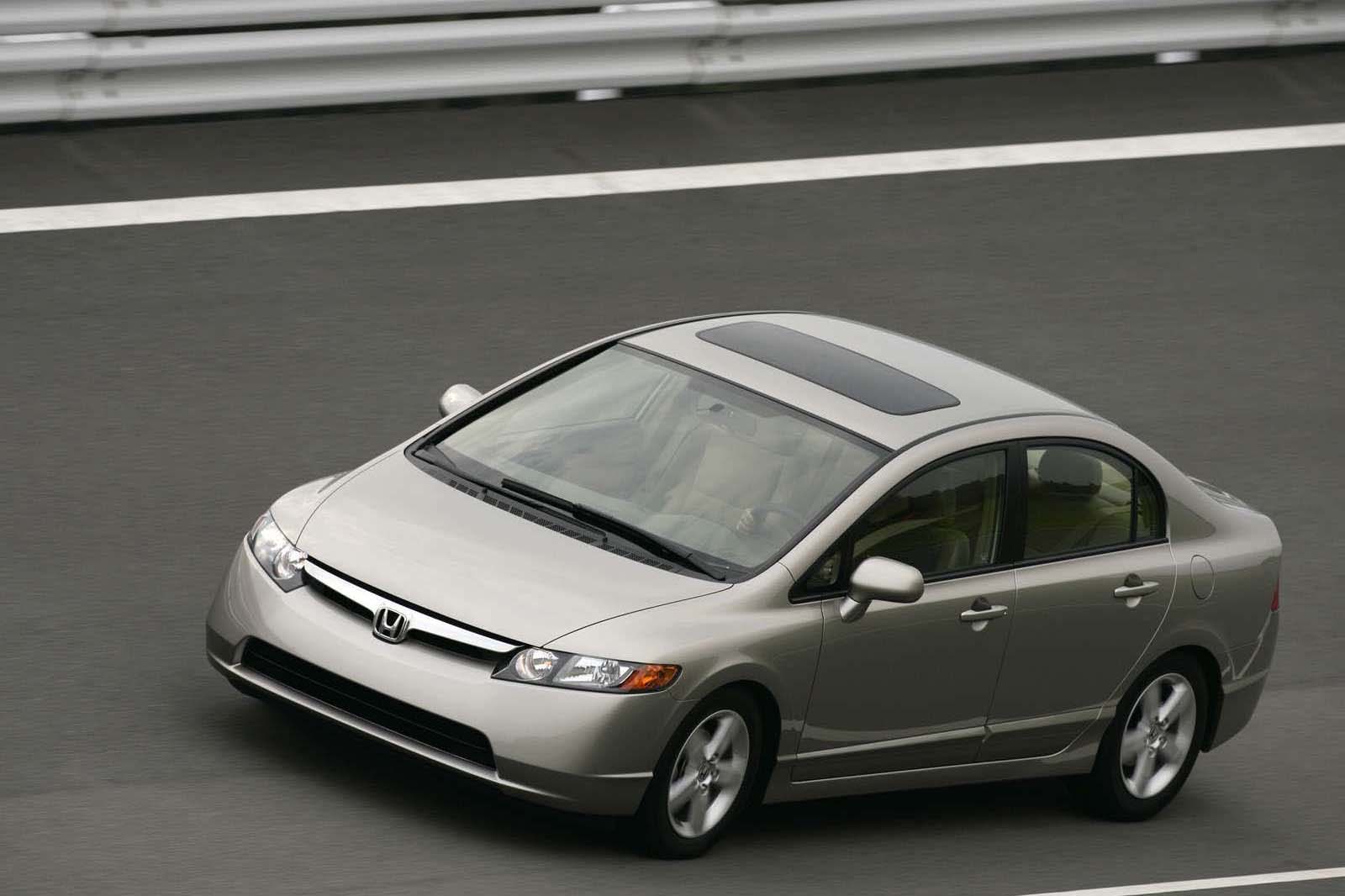 It didn't matter, people still flocked to the Civic. EX versions were the top of the line, apart from sporting trims, and came with a power moonroof, disc brakes at all four corners, and even available navigation.