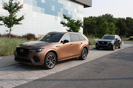 Match comparatif des VUS intermédiaires hybrides rechargeables, Édition 2024: Mazda CX-90 PHEV 2024 vs Mazda CX-70 PHEV 2025 Image