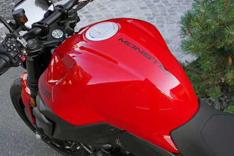 11 ducati-monster-2026-tank