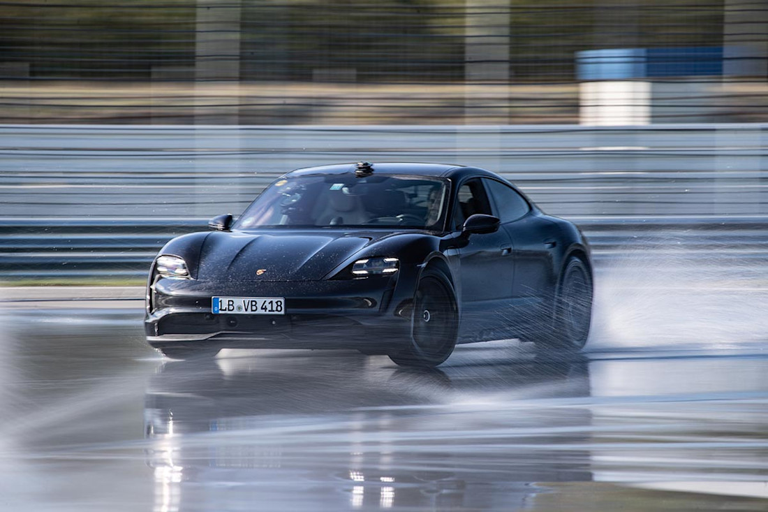 La Porsche Taycan bat le record de drift