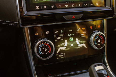 Jaguar XE 2020 : essai routier Body Image