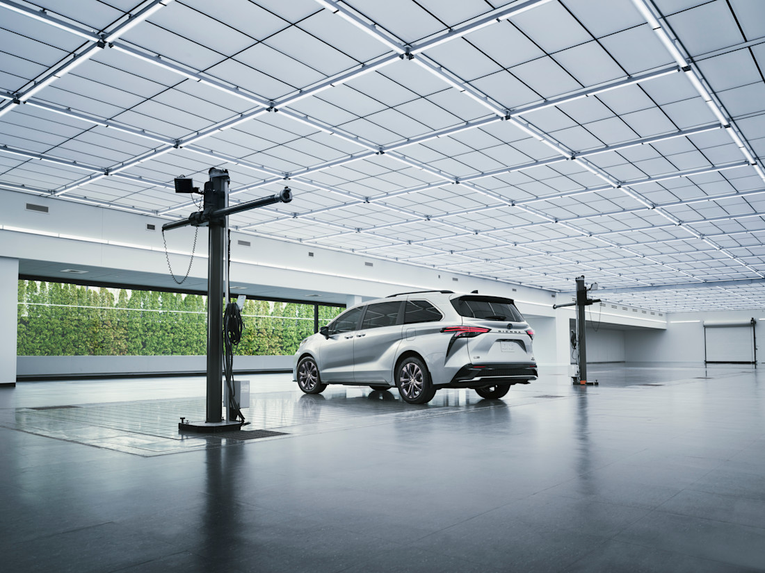 2023_Toyota_Sienna_25th_Anniversary_023