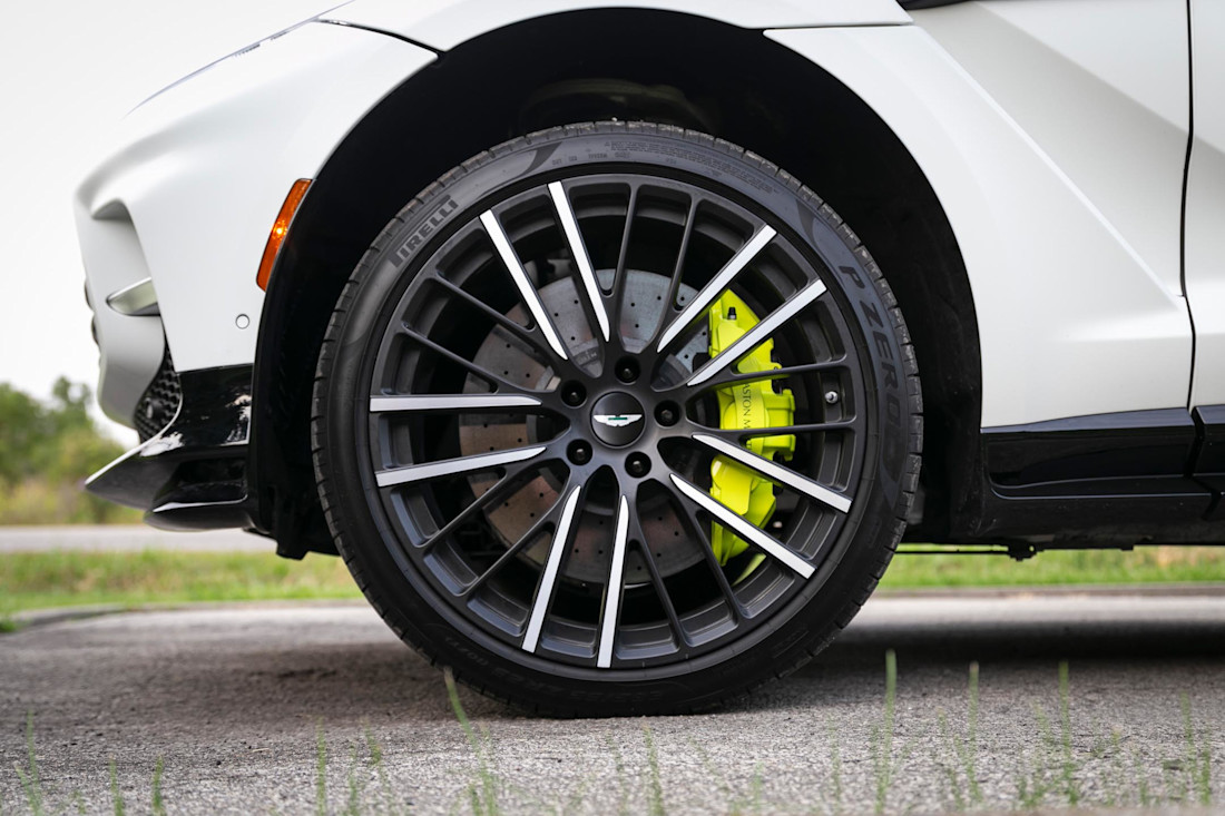 Editorial 2023 aston martin dbx 707 06 jw